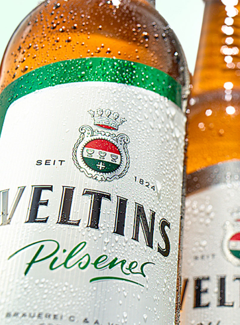 zwei Veltins Bierflaschen