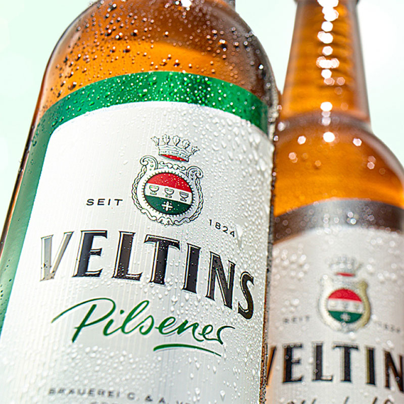 zwei Veltins Bierflaschen