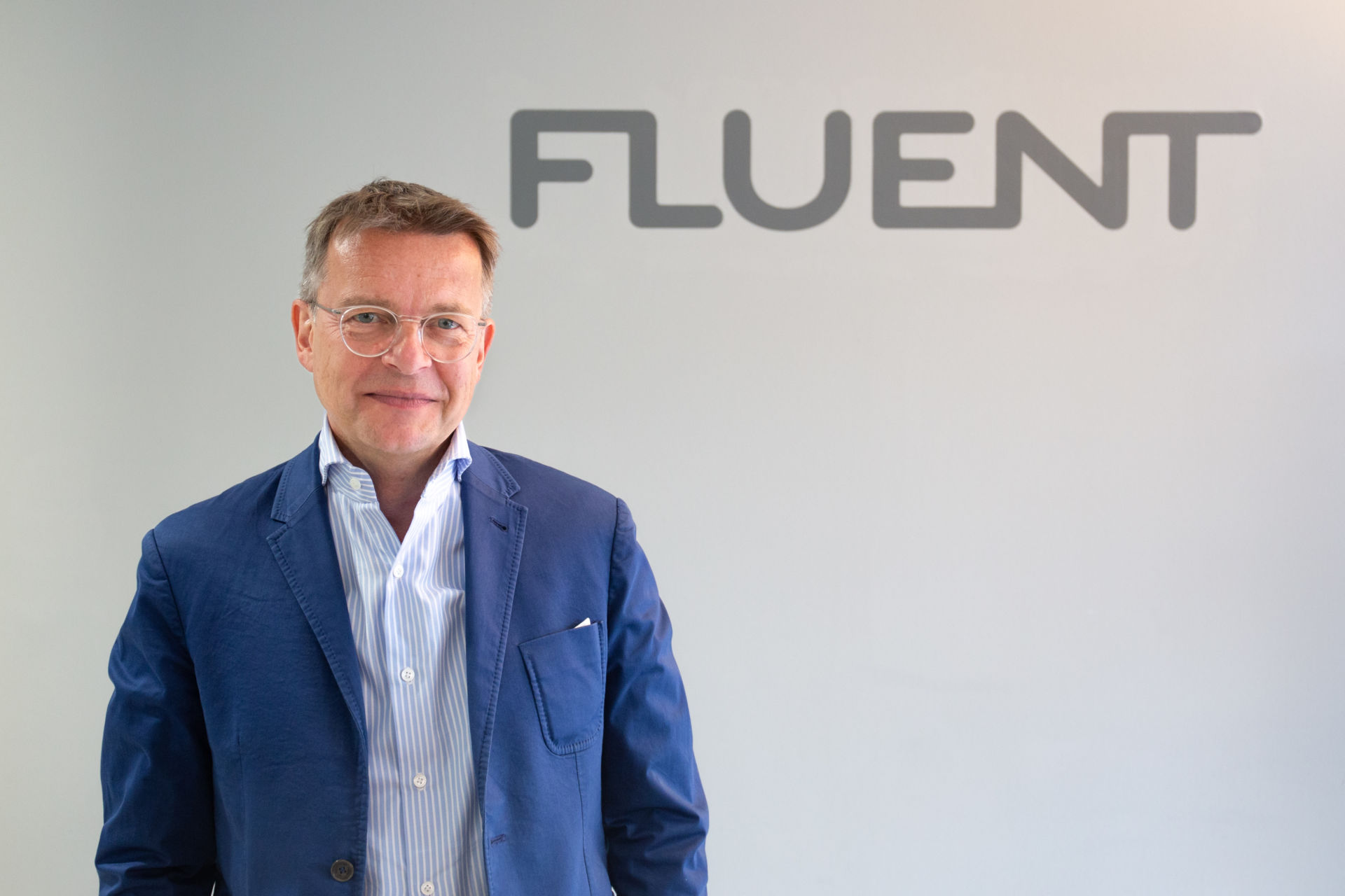 Sven Klabundt vor Fluent Logo